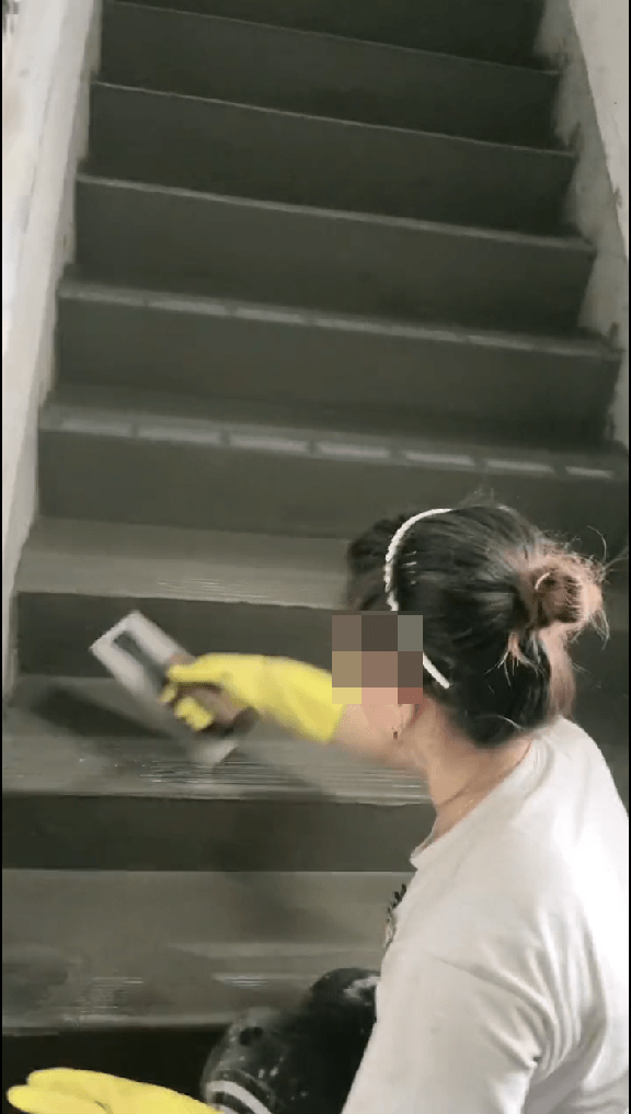 阿燕在地盤專業做樓梯的泥水工程，「吼」準承包地盤樓梯工作，讓她每月收入高達１０萬元。