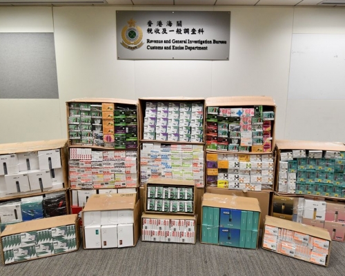 圖示部分檢獲的懷疑含尼古丁成分電子煙油產品。政府新聞處圖片