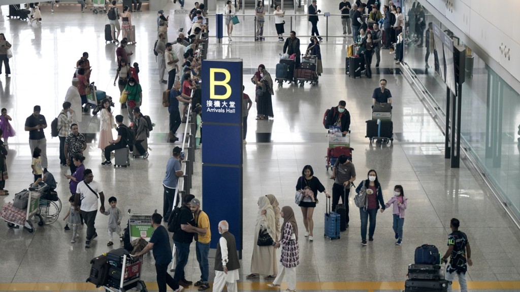 食環署在機場加強宣傳，提醒外遊返港市民防範床蝨傳入。資料圖片