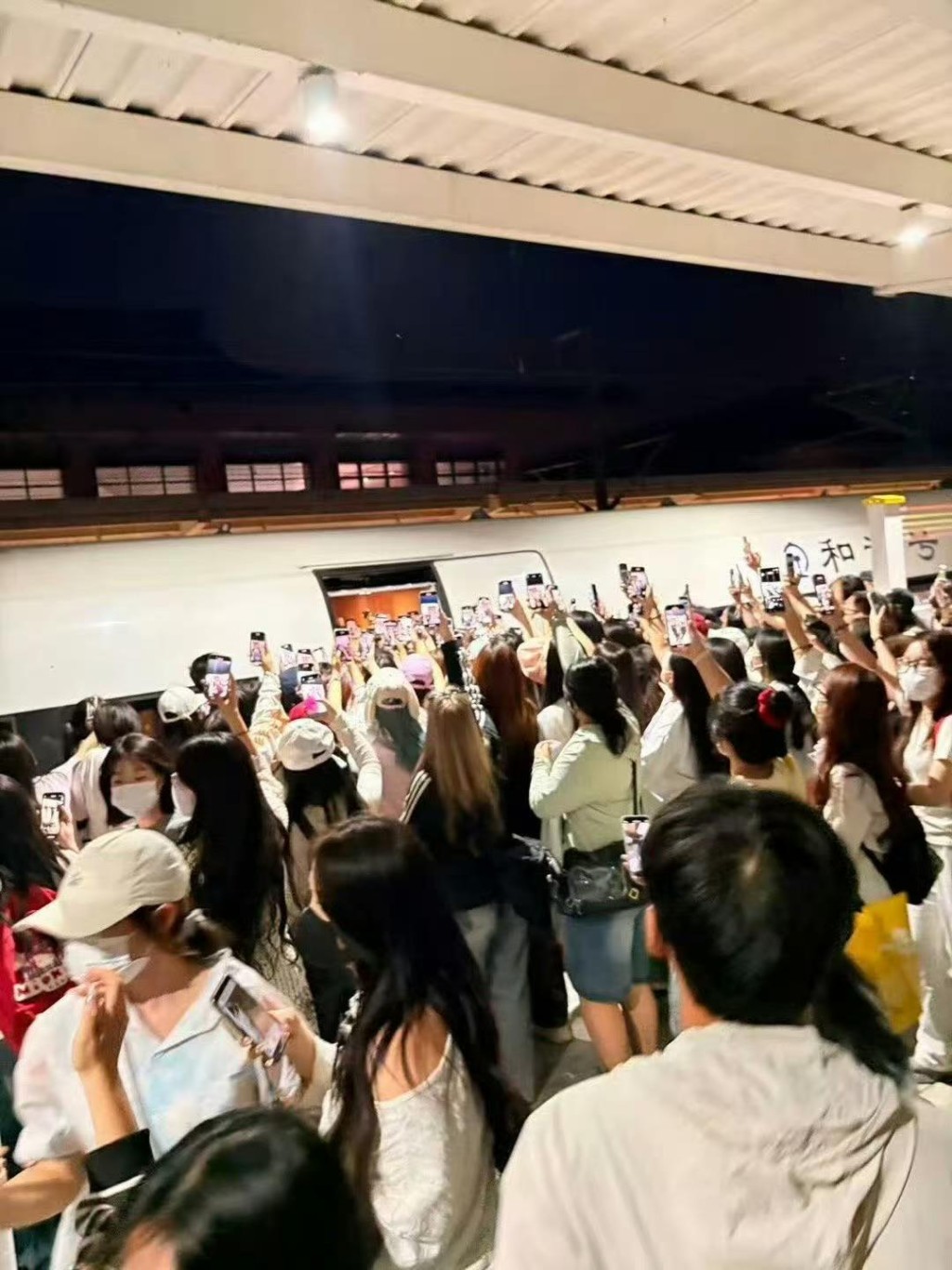 「私生」瘋粉在火車站圍堵藝人劉軒丞。抖音 「私生」瘋粉在火車站圍堵藝人劉軒丞。抖音