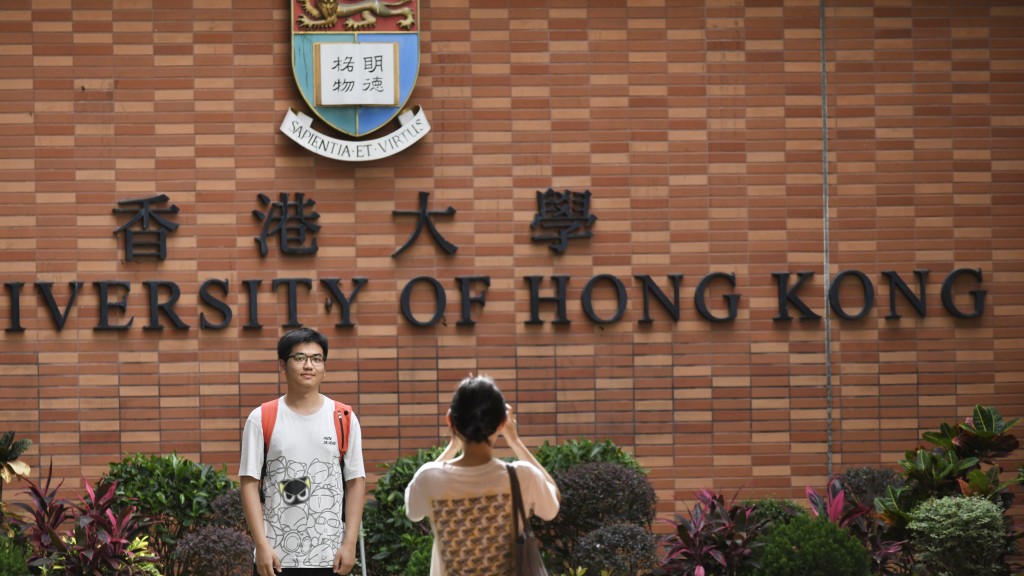 香港大學舍堂施德堂日前舉辦高桌晚宴,一名非本地生支付500港元入場費並事先要求清真膳食,最終卻僅獲派價值約80元的連鎖快餐店外賣套餐。 香港大學舍堂施德堂日前舉辦高桌晚宴,一名非本地生支付500港元入場費並事先要求清真膳食,最終卻僅獲派價值約80元的連鎖快餐店外賣套餐。