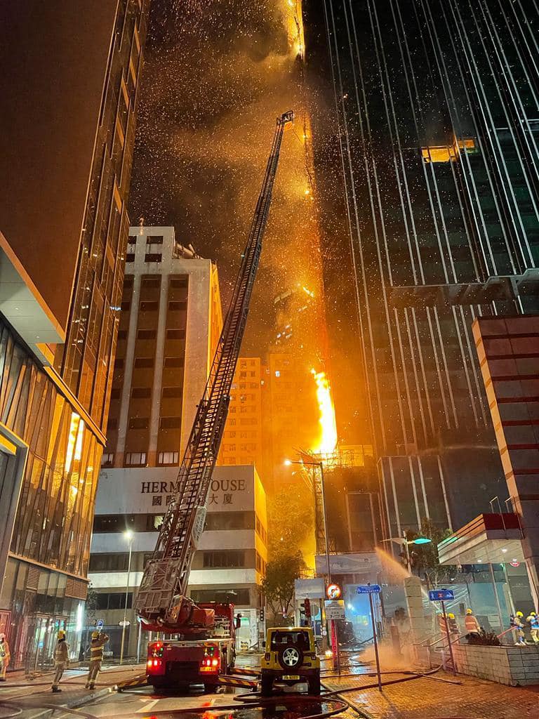 火警位於工地大廈49樓的頂層位置，其後蔓延。消防處FB