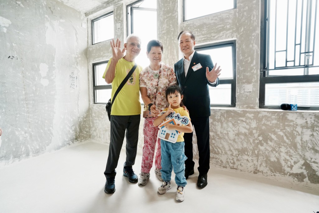 房協總監(物業管理)潘源舫(右一)表示,觀塘花園大廈燕子樓和喜鵲樓住戶中有近90%可以原區調遷。汪旭峰攝 房協總監(物業管理)潘源舫(右一)表示,觀塘花園大廈燕子樓和喜鵲樓住戶中有近90%可以原區調遷。汪旭峰攝