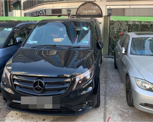 一輛私家車正正泊在停車場的門口,阻礙了行人出入。FB「將軍澳主場」圖片