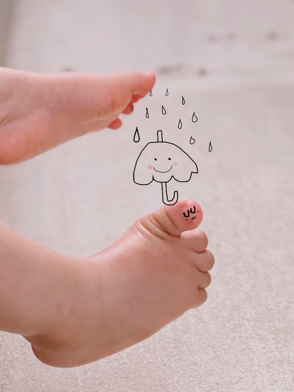 「蕭哈哈」腳趾公化身撐著雨傘的小可愛,創意十足。 「蕭哈哈」腳趾公化身撐著雨傘的小可愛,創意十足。