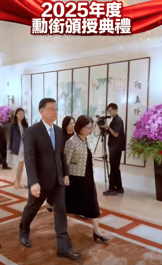 李家超及夫人林麗嬋一同步入會場。李家超FB影片截圖