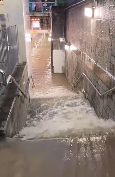今日清晨大埔廣福道過大埔河位水浸嚴重，洪水湧入隧道。網上圖片