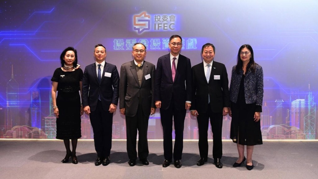 （由左至右）投委會總經理李婉秋、警務處處長周一鳴、財經事務及庫務局局長許正宇、投委會主席杜淦堃、證監會主席黃天祐及證監會行政總裁梁鳳儀於投委會理財教育體驗館主持投委會投資遊戲啟動禮。 
