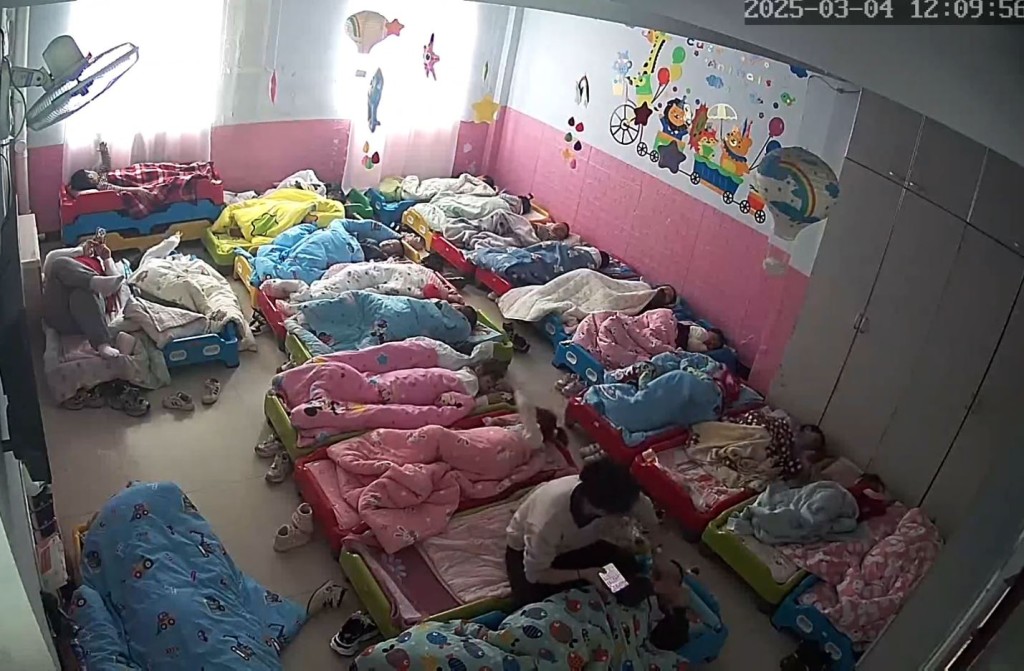 有家長表示在閉路電視影片，發現涉案幼兒園教師集體虐待孩童。抖音@遼寧盤錦幼兒園大規模nue童事件