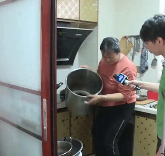 小琛的祖母事發時正將煮好的滾燙豆漿倒入桶中。 小琛的祖母事發時正將煮好的滾燙豆漿倒入桶中。