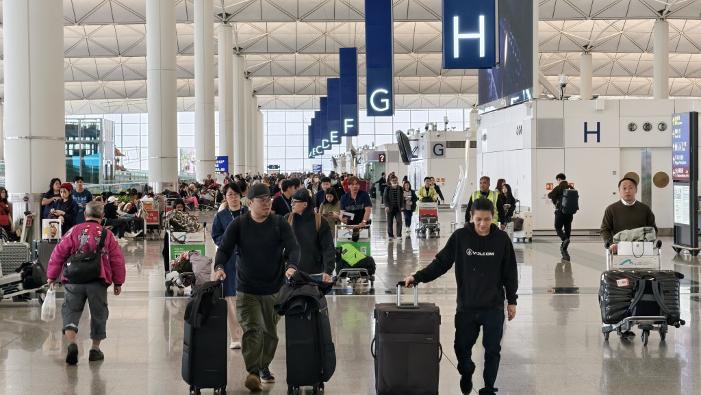 政府估計增加機場離境稅對飛機乘客影響輕微。 徐裕民攝