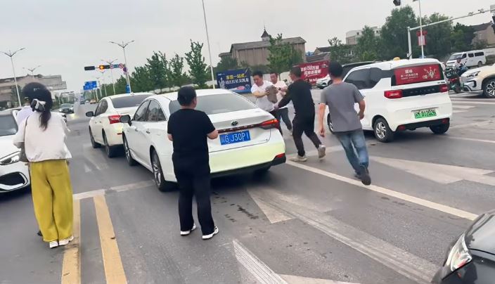 王芳（中）被撞後，下車呼叫民眾協助破窗救人。抖音