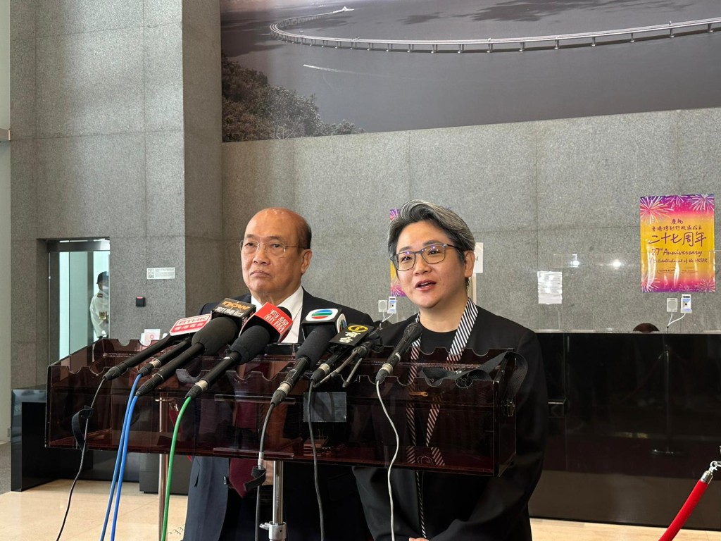 社工註冊局主席許宗盛（左）和社工註冊局副主席陳文宜（右）。資料圖片