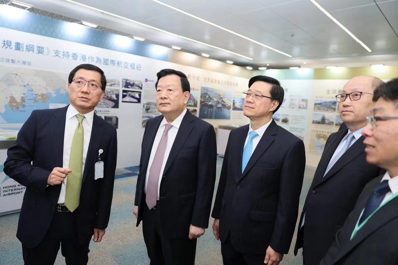 夏宝龙（左二）考察香港国际机场中央控制中心，李家超（左三）、郑雁雄（左四）、林世雄（左五）陪同。港澳办网站图片