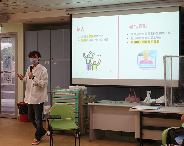 為推廣長者KOL理念,IVE團隊與多間長者中心和推廣網絡媒體的慈善機構合作,為逾20名長者舉辦KOL訓練班,教授長者主持技巧,讓他們認識社交平台。