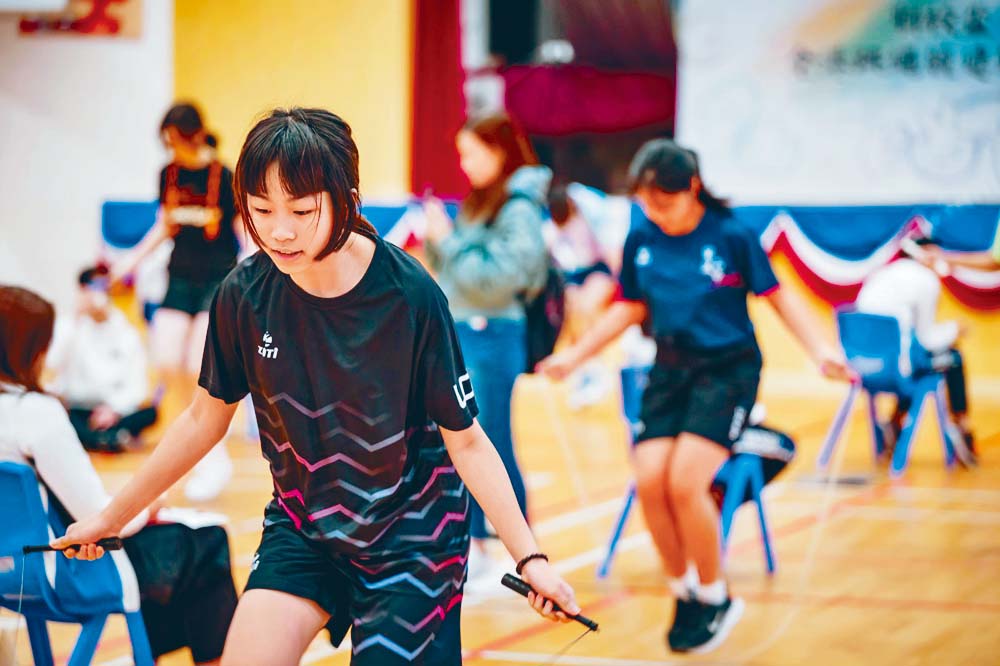 花式跳绳队队员邓匡妤同学（4C）表示学好时间管理有助兼顾学业与运动。