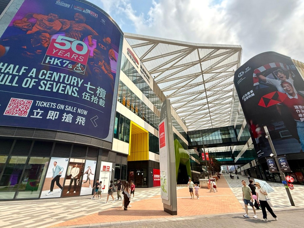 體育園鼓勵綠色出行，透過暢通易達、步行友善的園區設計，無縫連接周邊社區， 以及港鐵啟德站和宋皇臺站，於七欖期間方便球迷使用公共交通工具或步行往來園區。啟德體育園