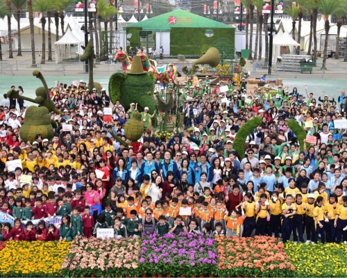 超過1300名來自36間學校的學生參加鑲嵌花壇。
