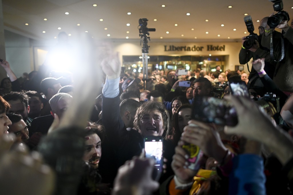 阿根廷總統候選人米萊在競選總部外向追隨者致意。AP