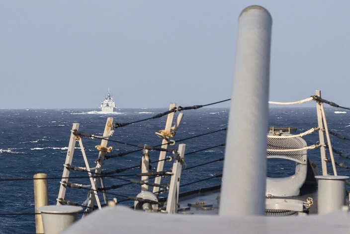 美國、加拿大軍艦穿過台海，美西方有意圖挑起區內熱戰。AP圖片