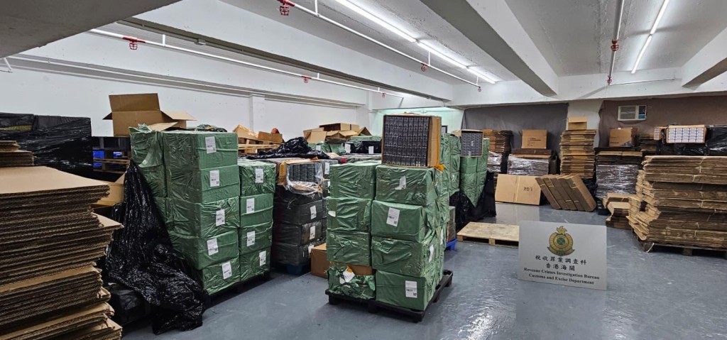 於今次行動中，海關發現不法份子利用晚上時份，工業大廈嘅大部分租戶離開後處理該批未完稅香煙，企圖降低被偵查的機會。黎志偉攝