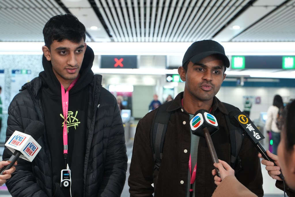 Arnav(左) 及Pulkit(右)，使用信用卡乘搭港鐵可不用理會餘額。劉駿軒攝