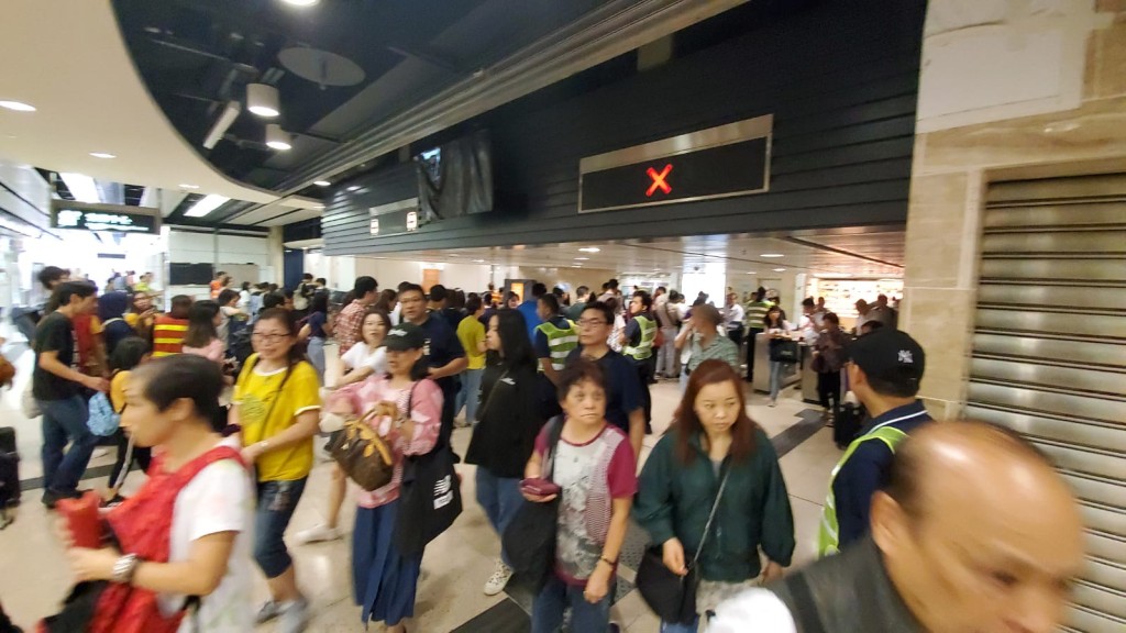 沙田站一度遭受示威者破壞