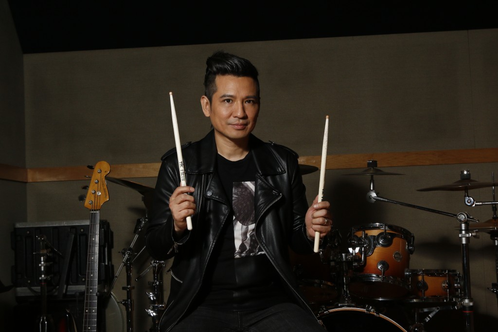 葉世榮在Beyond樂隊中，專注打擊樂部分演奏及和音，甚少以主音身分演唱。
