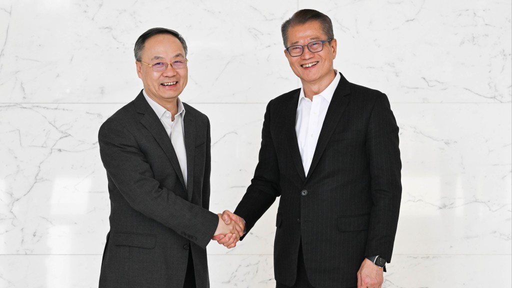 陈茂波（右）与国家金融监督管理总局局长李云泽（左）会面。政府新闻处