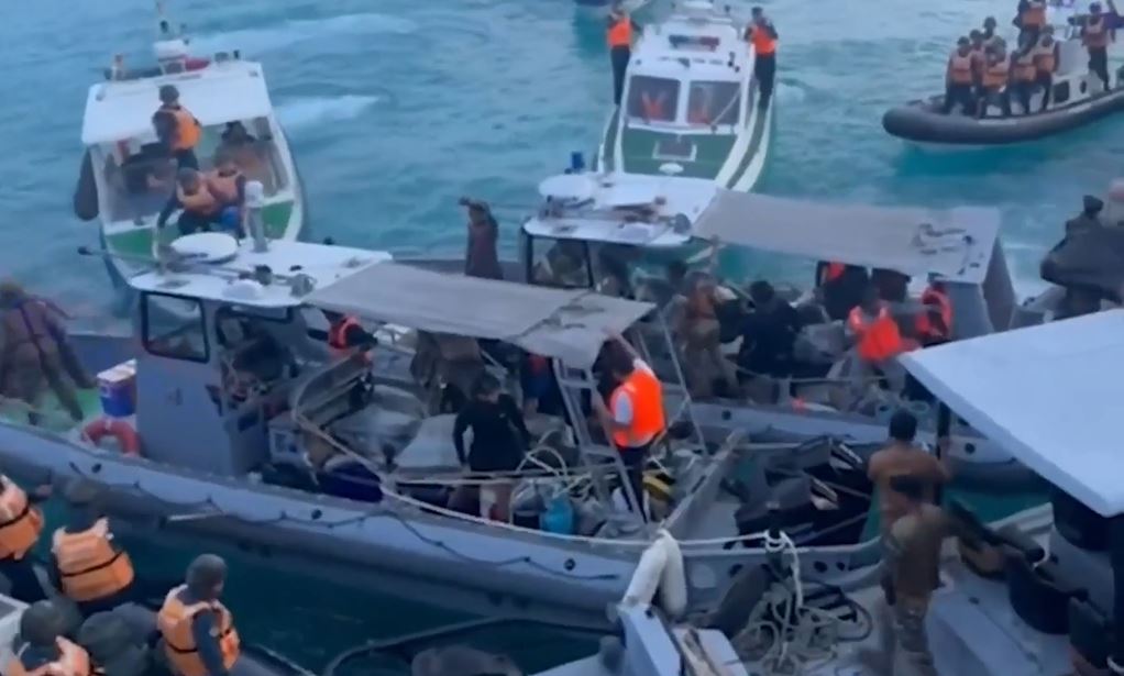 菲方公布视频，中国多艘快艇将菲方的船和艇包围。