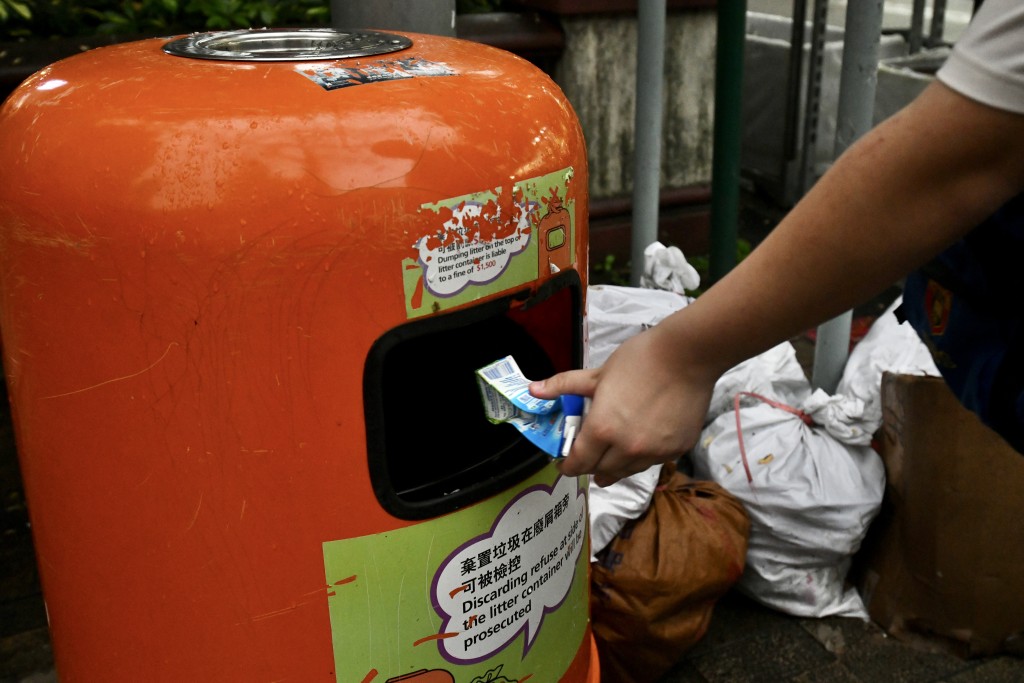 消息指，行政會議今日（25日）通過調高亂拋垃圾罰款金額建議。盧江球攝