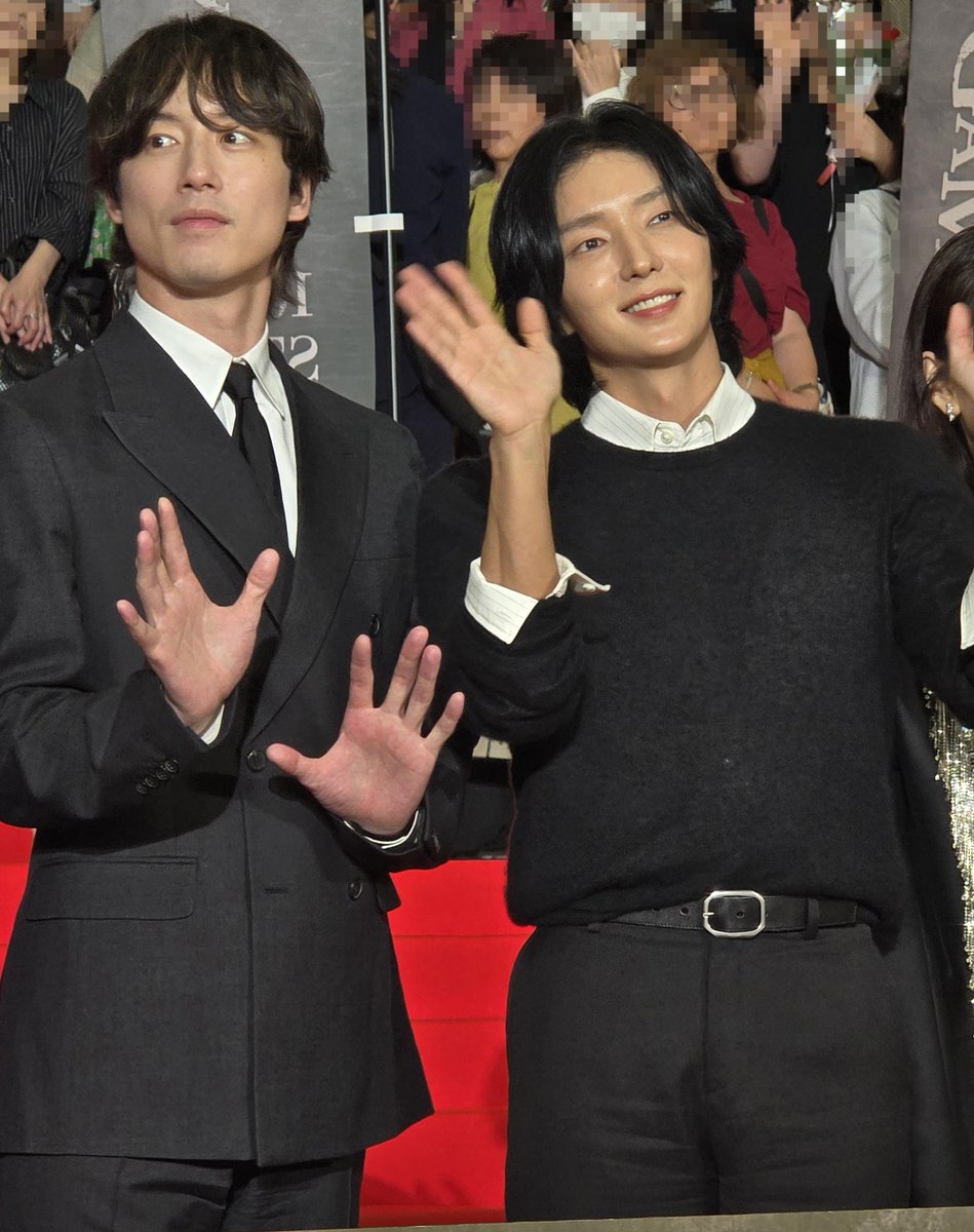 坂口健太郎稱首度與其他演員同場，感到高興。