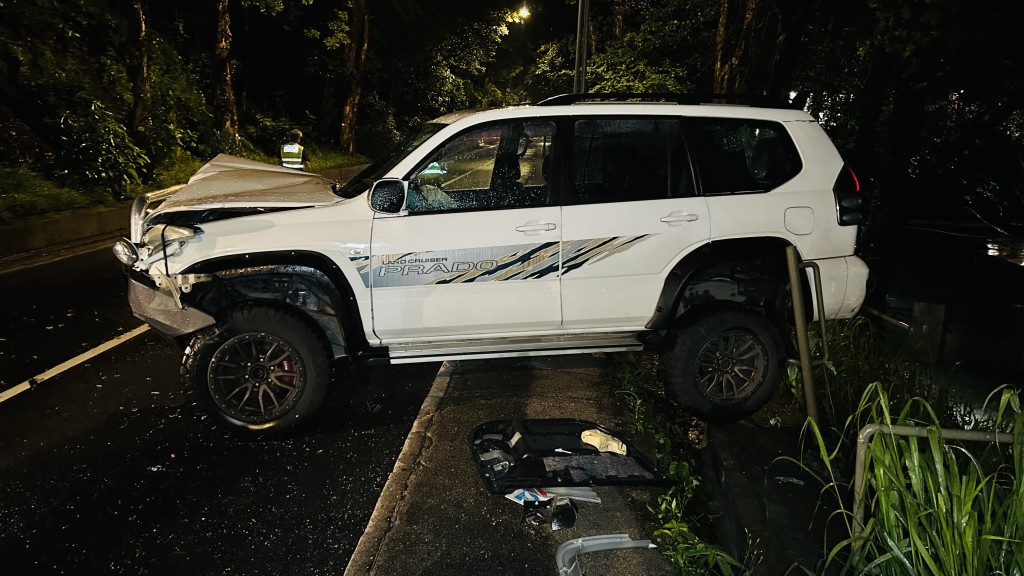 越野四驅車車頭嚴重損毀 。 越野四驅車車頭嚴重損毀 。