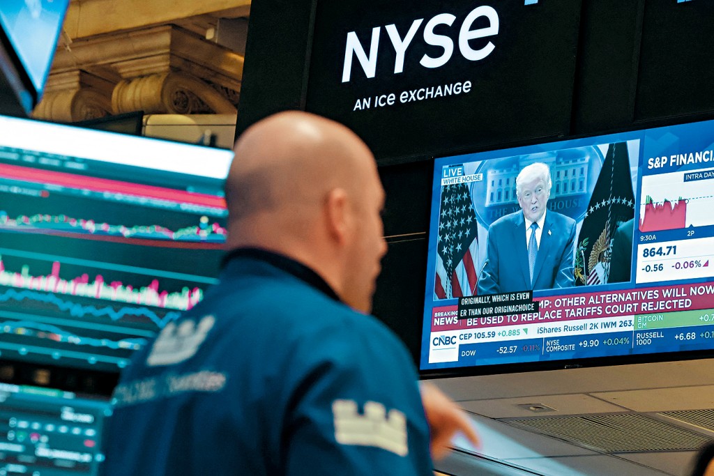 紐約交易所內的電視屏幕日前播放特朗普召開關稅記者會。