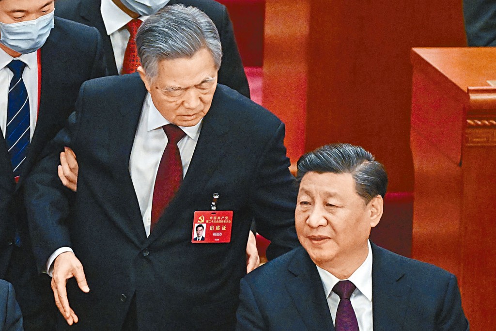 胡錦濤離場前，同習近平短暫交流。