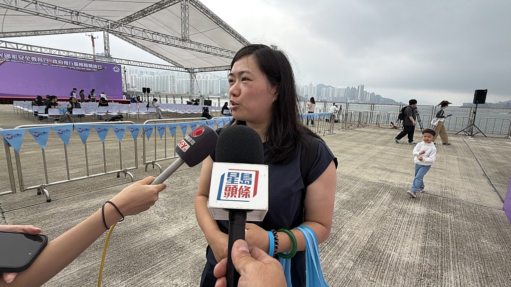 市民Angela觀看了直升機救人表演。