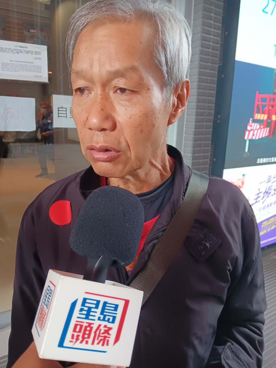 王先生在兒子的提醒下得悉宏昌閣大火,幸當時火勢不大,得以立即拍門通知鄰居從樓梯一同疏散。 王先生在兒子的提醒下得悉宏昌閣大火,幸當時火勢不大,得以立即拍門通知鄰居從樓梯一同疏散。