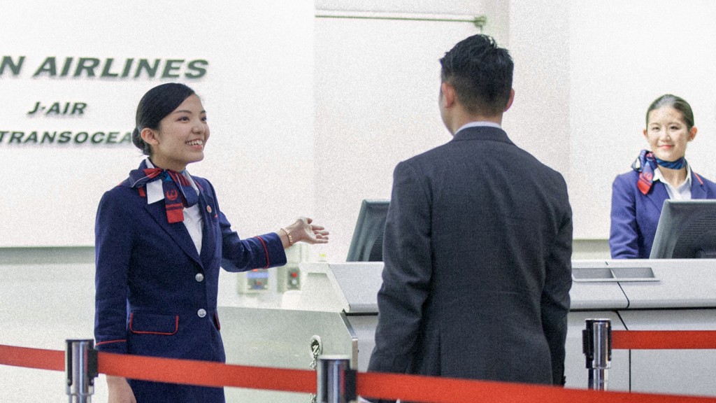 职场穿搭｜日航宣布允许空姐、地勤穿运动鞋上班 1.4万员工受惠