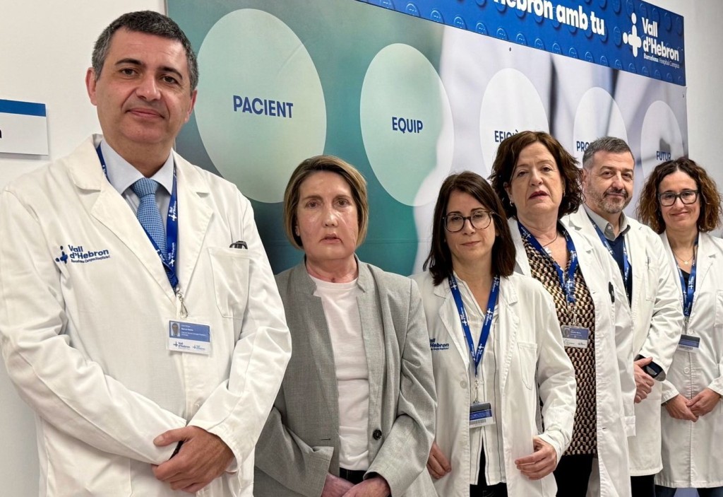 卡默（左二）接受臉部移植出席記者會。X@vallhebron