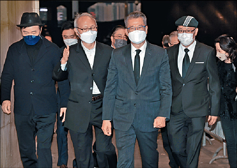 ■财政司司长陈茂波（右二）现身殡仪馆。