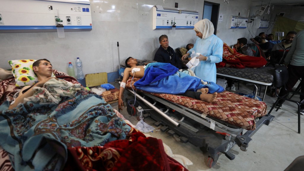 领取物资的巴勒斯坦人遇袭，伤者在希法医院接受治疗。 路透社