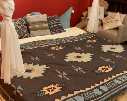 包间内有张大床。互联网图片