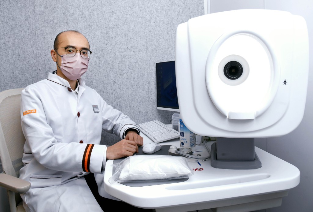 萬寧健康團隊包括註冊藥劑師、註冊營養師、註冊中醫師及美容顧問等，成員超過250人。