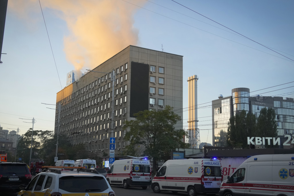 基辅发生连串爆炸后，现场升起浓烟。AP