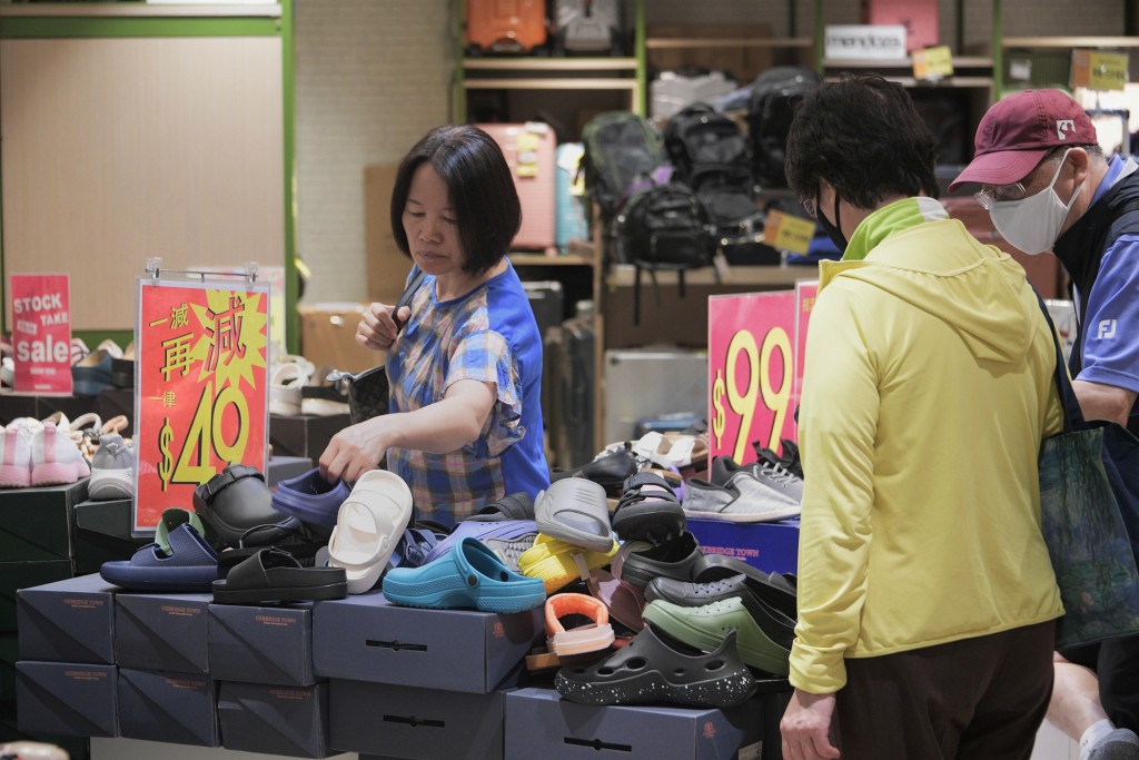 曾受疫情严重影响的零售业、住宿餐饮业及旅游业欠缺5,000至7,000人。