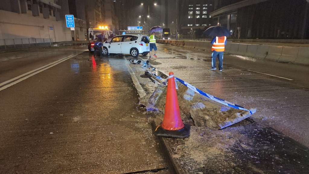 路牌被撞至連根拔起。黎志偉攝