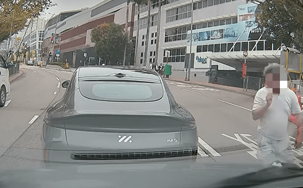 在事發前一個月，有網民疑似遇上該名男司機，並與其發生爭執。（網上相片）