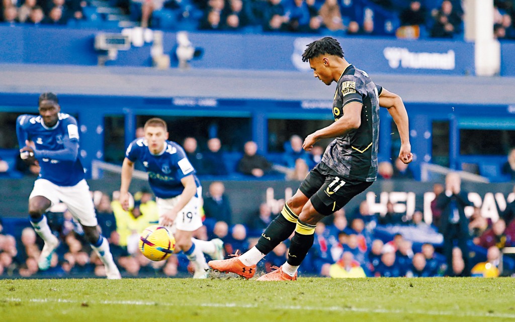 屈堅斯（右）踏入2023年12仗狂轟11球，腳風極順。