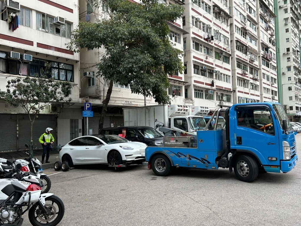 警西九打擊違泊黑點 共發987張牛肉乾拘一男。警方圖片