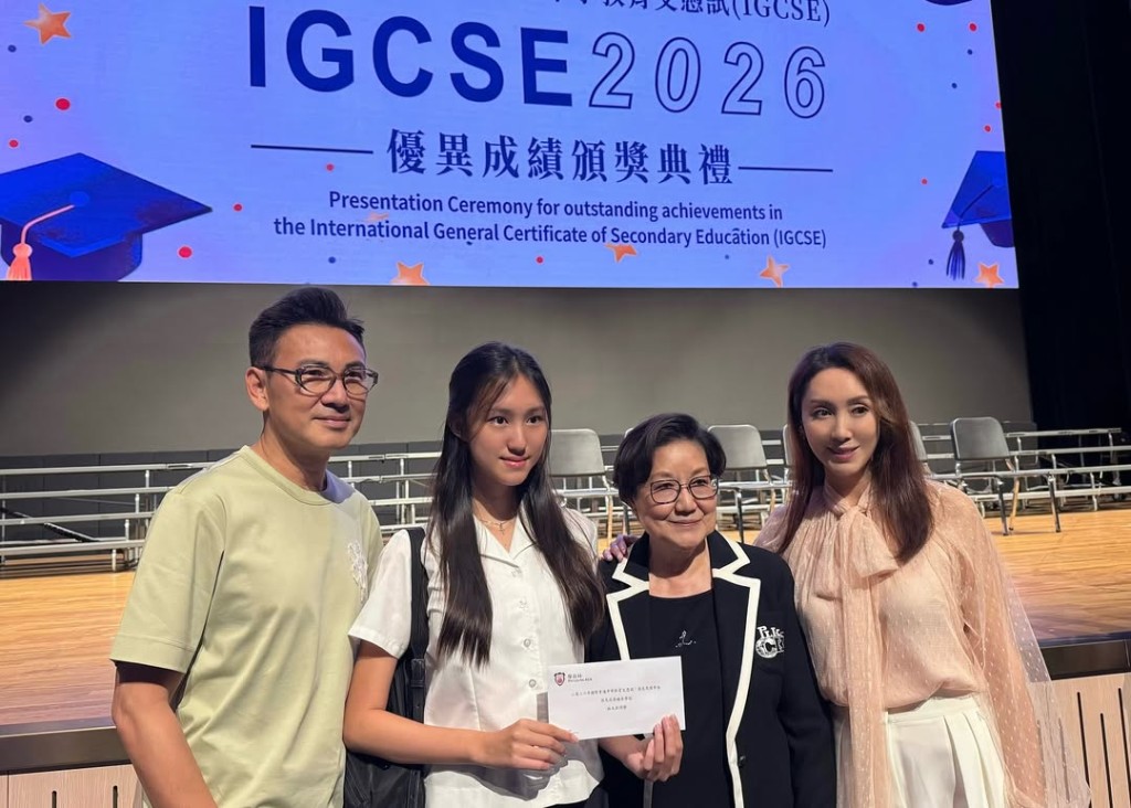 林文龍女兒林天若IGCSE考獲佳績,一家三口與創校總校長兼學校顧問劉筱玲博士合照留念。 林文龍女兒林天若IGCSE考獲佳績,一家三口與創校總校長兼學校顧問劉筱玲博士合照留念。